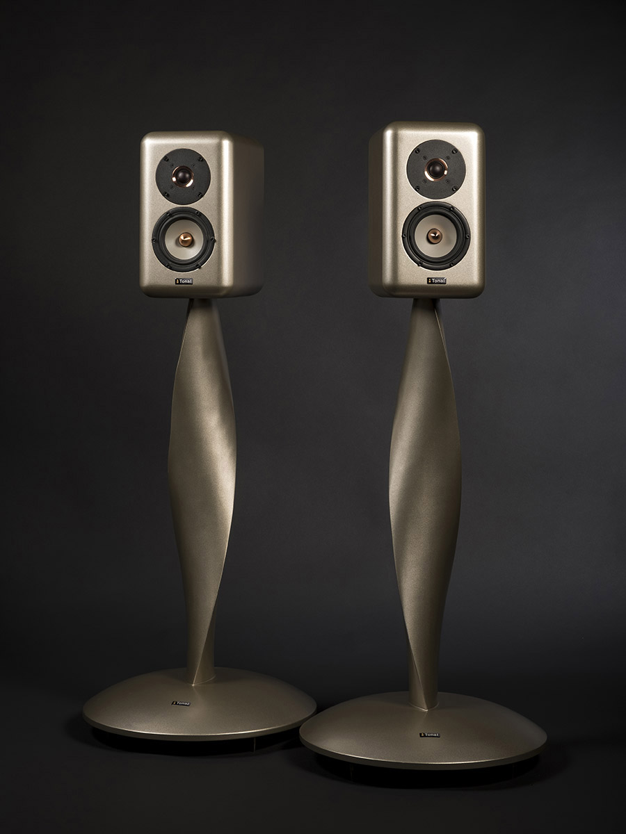 Mini (D) on Pirouette stands